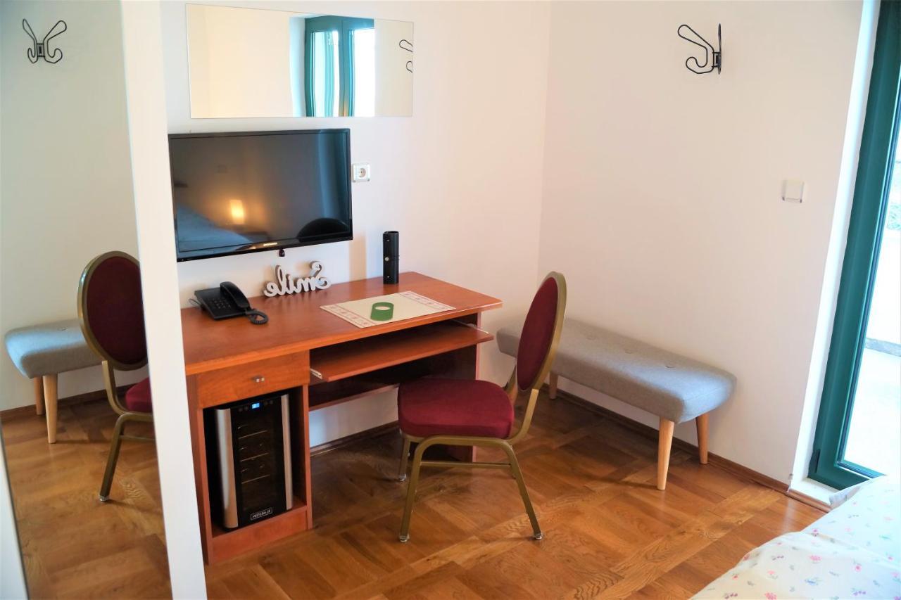 Kleine Hexe B&B Pension Pirovac Zewnętrze zdjęcie