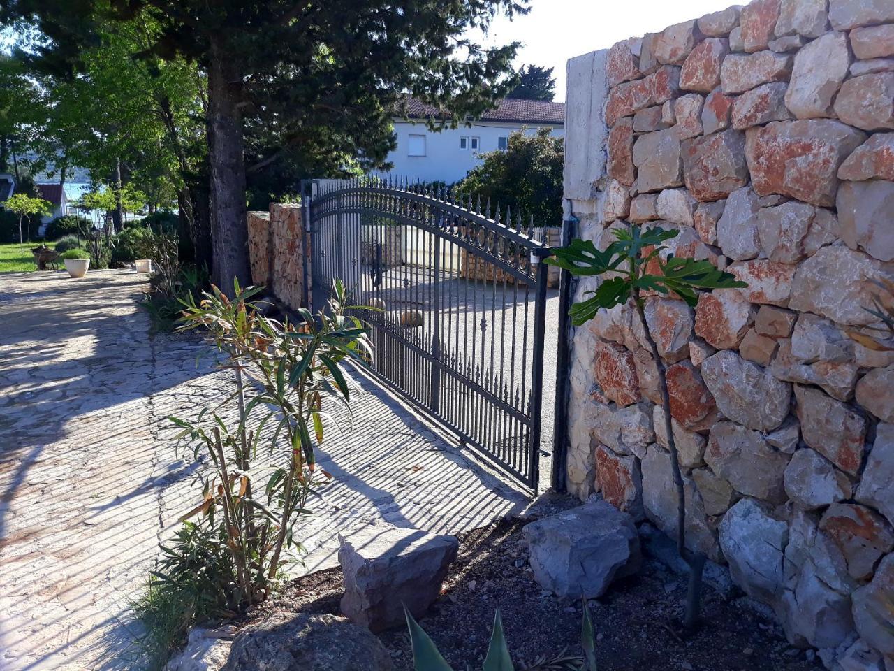 Kleine Hexe B&B Pension Pirovac Zewnętrze zdjęcie